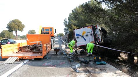 Tres morts i deu ferits, un de crític, en un accident entre un camió。